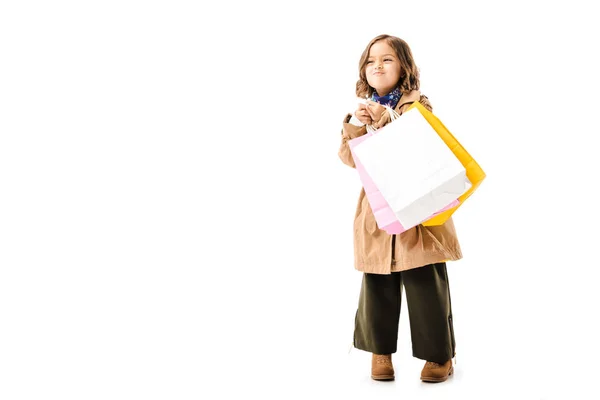 Divertido Niño Pequeño Gabardina Con Coloridas Bolsas Compras Mirando Hacia — Foto de stock gratis