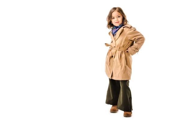 白で隔離カメラ目線のトレンチ コートでスタイリッシュな幼い子供 — ストック写真