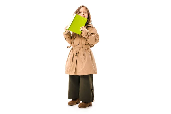 Niño Feliz Gabardina Con Libro Mirando Cámara Aislada Blanco — Foto de stock gratis