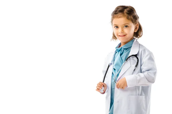 白で隔離聴診器で医師の白いコートを着たかわいい子供の肖像画 — ストック写真