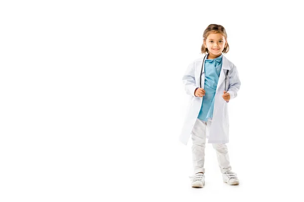 Niño Sonriente Vestido Con Médicos Bata Blanca Con Estetoscopio Aislado —  Fotos de Stock