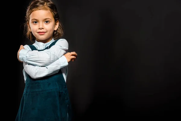 Porträt Eines Süßen Schulkindes Das Isoliert Auf Schwarz Die Kamera — kostenloses Stockfoto
