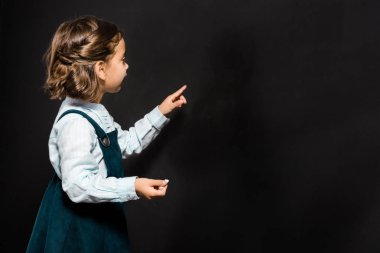 tebeşir ayakta boş yazı tahtası adlı parçası ile çuval 