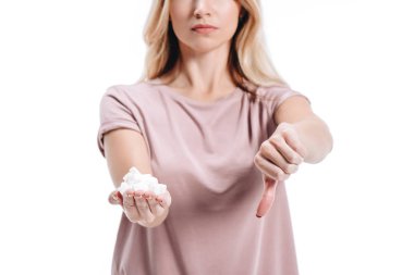 sağlıksız beyaz şeker holding ve başparmak aşağı izole üzerinde beyaz gösterilen kadın kırpılmış görüntü