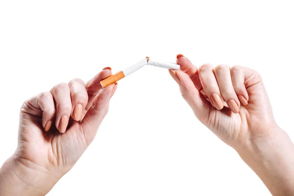 Bijgesneden Afbeelding Van Meisje Breken Ongezonde Sigaret Geïsoleerd Wit — Stockfoto