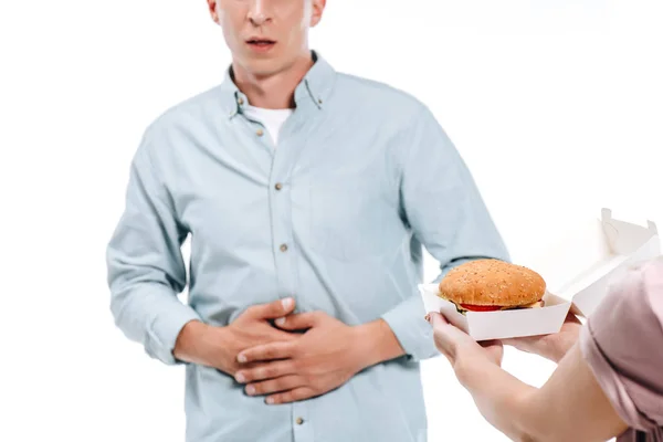 Imagen Recortada Hombre Mostrando Dolor Estómago Mujer Proponiendo Hamburguesa Aislada — Foto de Stock