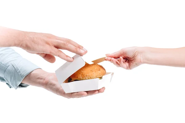 Abgeschnittenes Bild Der Frau Geöffnete Packung Mit Ungesundem Burger Isoliert — Stockfoto