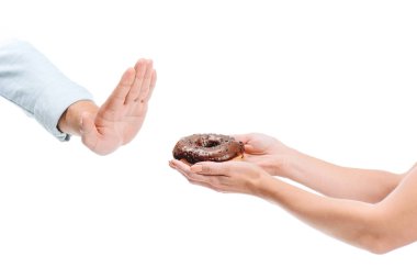 sağlıksız çikolatalı çörek üzerinde beyaz izole reddeden adamın kırpılmış görüntü