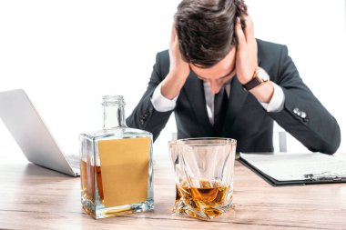 kafa dokunmaktan ve tablo, ön plan üzerinde beyaz izole viskiyle yaslanmış yorgun işadamı