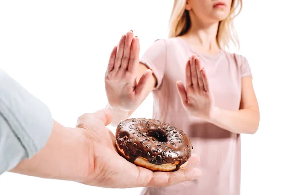 Immagine Ritagliata Donna Che Rifiuta Ciambella Cioccolato Isolato Bianco — Foto Stock