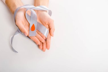 Şerit üzerinde beyaz izole diyabet simgesiyle tutan kadın kırpılmış görüntü