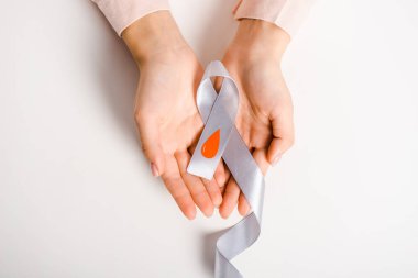 Beyaz, diyabet kavramı izole kan damla simgesiyle şerit tutan kadın kırpılmış görüntü