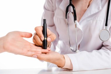 bir beyaz, diyabet kavramı izole şeker ölçüm ile hasta kan glikoz seviyesini ölçme Doktor kırpılmış görüntü