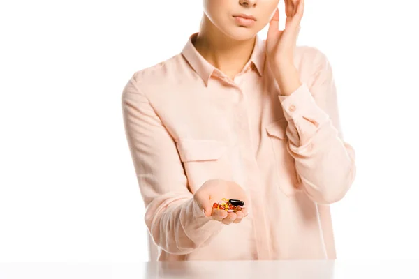 Обрізане Зображення Жінки Тримає Таблетки Торкається Голови Ізольовано Білому — стокове фото
