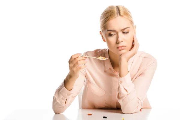 Mujer Atractiva Cansado Mirando Píldoras Cuchara Aislado Blanco — Foto de Stock