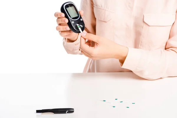 Bijgesneden Afbeelding Van Vrouw Strip Ingebruikneming Glucometer Geïsoleerd Wit Diabetes — Stockfoto