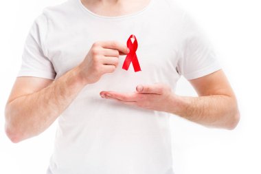 Beyaz, Dünya AIDS Günü konsepti üzerine kırmızı kurdele forması gösterilen adamın midsection izole
