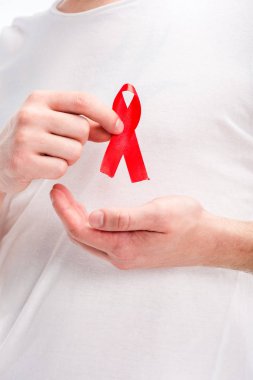 kırmızı kurdele beyaz izole tutan adamın resim kırpılmış, Dünya AIDS Günü kavramı
