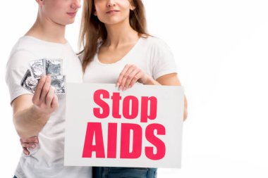 Erkek arkadaşım prezervatif ve kız arkadaşı gösteren kartı üzerinde beyaz izole stop AIDS metin ile tutarak kırpılmış görüntü