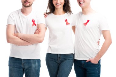 mutlu erkek ve kadın üzerinde beyaz izole kırmızı şeritler sarılma resim kırpılmış, Dünya AIDS Günü kavramı