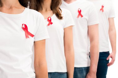 kırmızı şeritler üzerinde beyaz izole gömlek üzerine duran insanlar görüntü kırpılmış, Dünya AIDS Günü kavramı