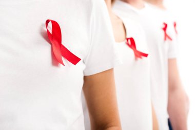 gömlekler beyaz, Dünya AIDS Günü kavramı izole kırmızı şeritler ile ayakta insan seçici odak