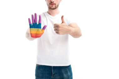 gökkuşağı izole üzerinde beyaz başparmak gösterilen boyalı el ile bir eşcinsel adam resim kırpılmış