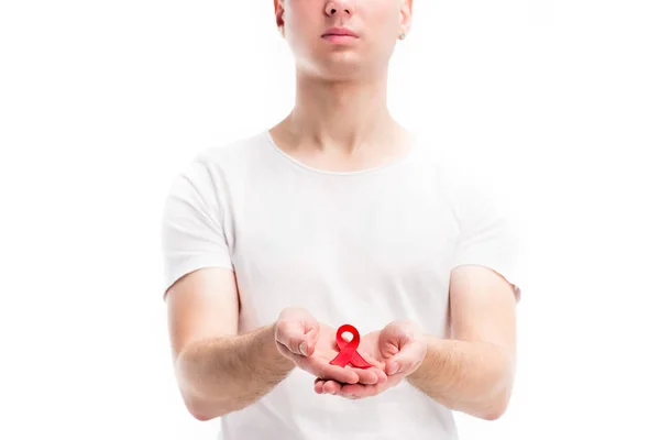 Περικομμένη Εικόνα Του Ανθρώπου Που Κρατώντας Κόκκινη Κορδέλα Απομονωθεί Λευκό — Δωρεάν Φωτογραφία