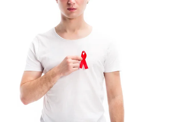白で隔離のシャツに赤いリボンを入れて男の画像をトリミング 世界エイズ日コンセプト — ストック写真