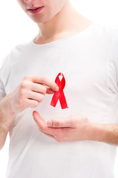 白で隔離のシャツに赤いリボンを見せて男の画像をトリミング 世界エイズ日コンセプト  — 無料ストックフォト