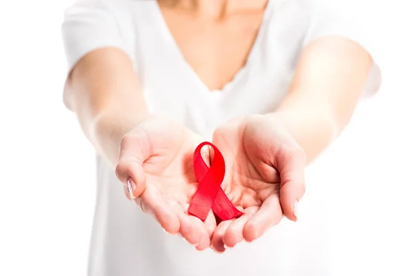 白で隔離の手で赤いリボンを示す女性の画像をトリミング 世界エイズ日コンセプト — ストック写真