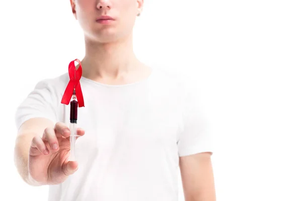 トリミング画像男白で隔離赤いリボンと注射器を持って 世界エイズ日コンセプト — ストック写真