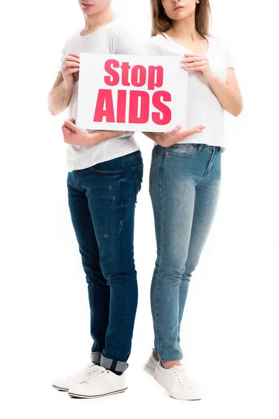 Bijgesneden Afbeelding Van Heteroseksueel Paar Bedrijf Kaart Met Stop Aids — Gratis stockfoto