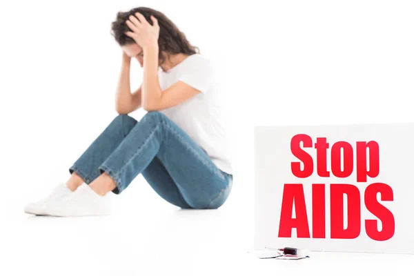 Triste Mujer Sentada Tocando Cabeza Aislada Blanco Stop Aids Tarjeta — Foto de stock gratis