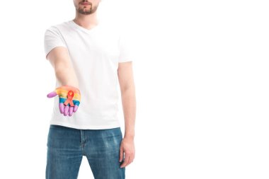 kırmızı kurdele el üstünde tutan adamın kırpılmış görüntü izole beyaz, Dünya AIDS Günü kavramı üzerinde gurur bayrak renkleri boyalı