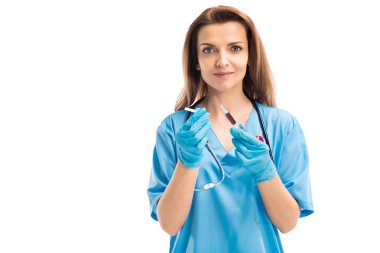 Beyaz, Dünya AIDS Günü konsepti üzerine kırmızı kan şırınga tutarak kurdele ile çekici Doktor izole