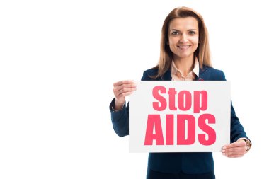 çekici işkadını gösteren kartı üzerinde beyaz izole stop AIDS metin ile gülümseyen