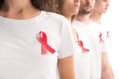beyaz gömlek beyaz izole kırmızı şeritler ile duran insanlar görüntü kırpılmış, Dünya AIDS Günü kavramı