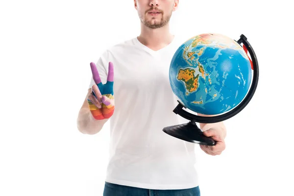 Обрезанный Образ Человека Держащего Глобус Показывающего Знак Мира Рукой Окрашенной — Бесплатное стоковое фото
