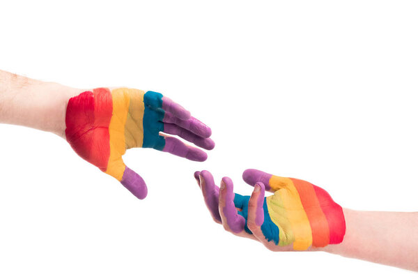 обрезанный образ гей-пары достижения руки окрашены в цвета флага гордости изолированы на белом, мир СПИД день концепции
