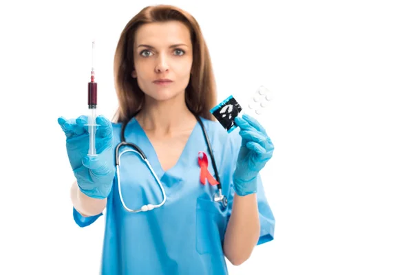 Ελκυστική Γιατρός Κόκκινη Κορδέλα Δείχνει Σύριγγα Αίμα Και Προφυλακτικό Χάπια — Δωρεάν Φωτογραφία