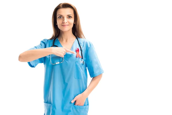 Atractivo Doctor Apuntando Cinta Roja Aislada Blanco Mundo Sida Concepto — Foto de stock gratis