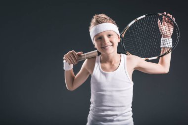 spor tenis raketi koyu arka plan üzerinde ile neşeli çocuk portresi