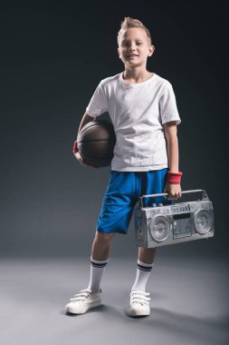 basketbol topu ve boombox gri zemin üzerinde şık çocuk