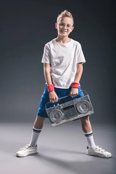 Κομψό Χαμογελαστό Αγόρι Γυαλιά Boombox Θέτοντας Γκρίζο Φόντο — Φωτογραφία Αρχείου