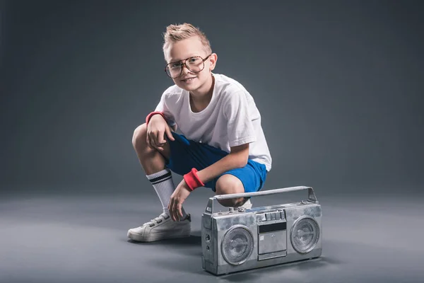 Κομψό Preteen Αγόρι Γυαλιά Boombox Θέτοντας Γκρίζο Φόντο — Φωτογραφία Αρχείου