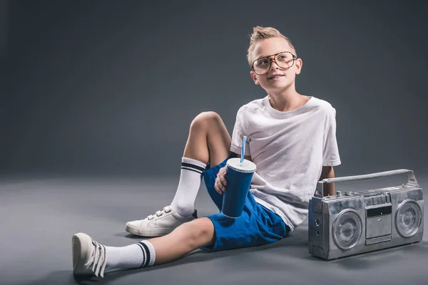 Stylischer Junge Brille Mit Limonadengetränk Und Boombox Auf Grauem Hintergrund — Stockfoto