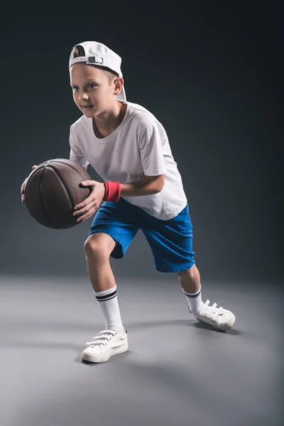 Стильный Мальчик Играет Баскетбол Сером Фоне — стоковое фото