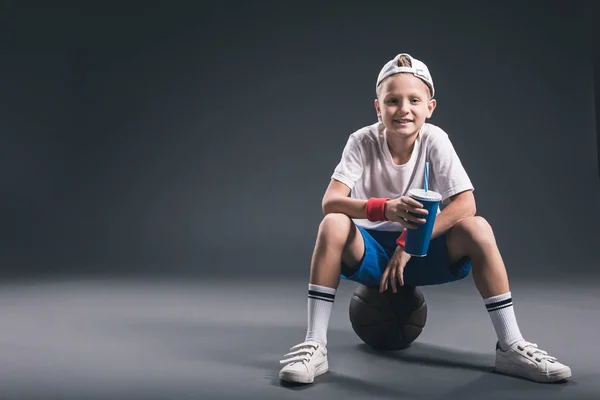 Мальчик Подросток Газировкой Сидит Баскетбольном Мяче Сером Фоне — стоковое фото