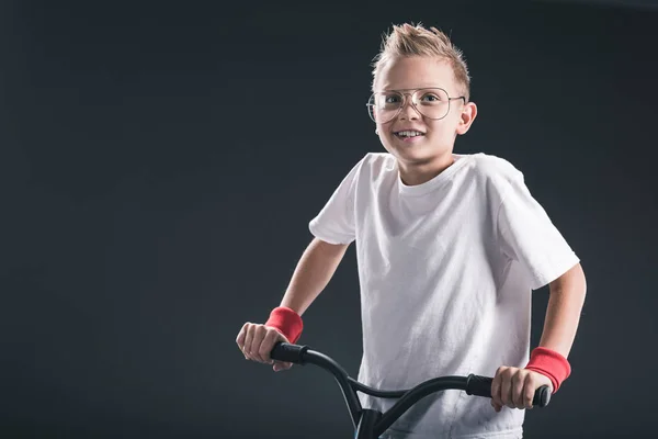 时尚男孩的肖像在眼镜与滑板车在黑色背景 — 免费的图库照片